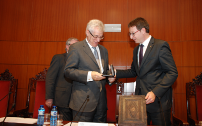 El notario Juan José López Burniol recibe el Premio Puig Salellas 2016