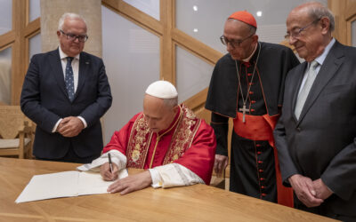 El Papa Lleó XIV signa un document notarial que recull la inauguració i benedicció de la Torre de Jesús de la Sagrada Família